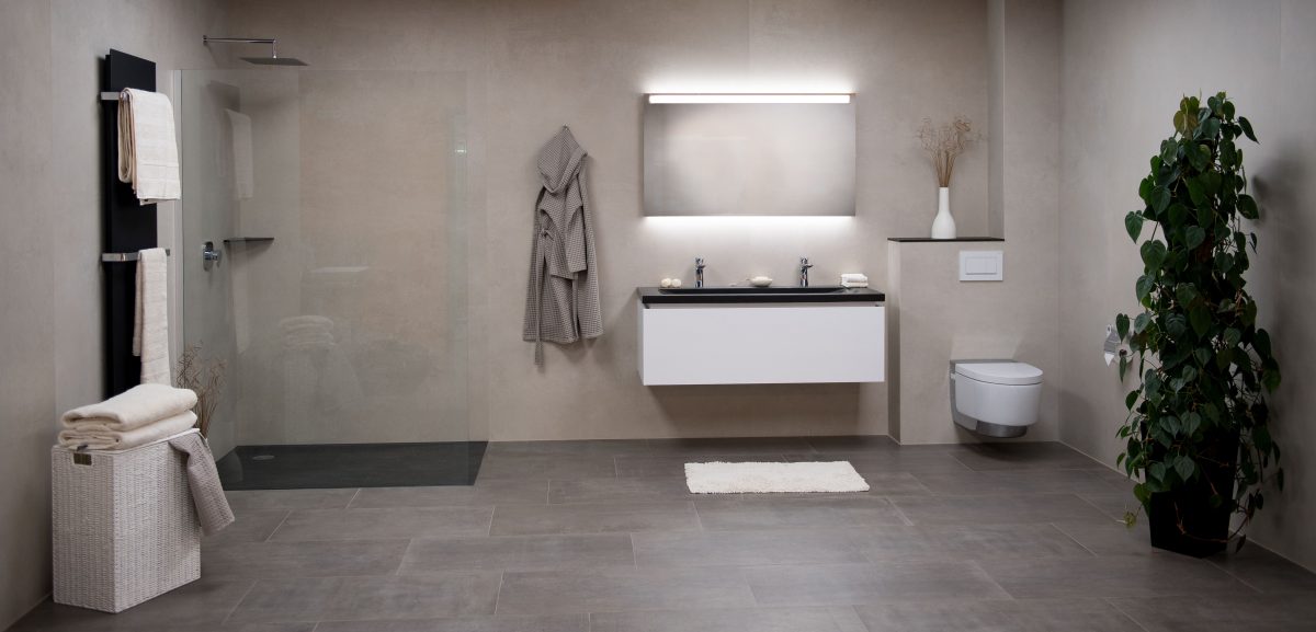 Modernes Badezimmer mit ELEMENTO in Schwarz matt neben der Dusche