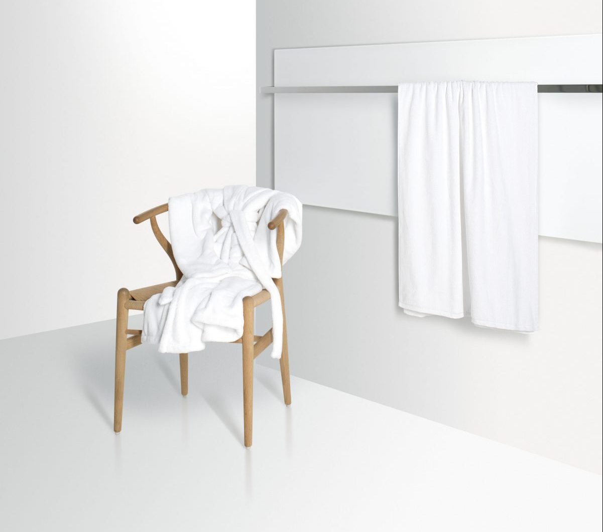 ELEMENTO horizontal in Weiss matt mit Handtuch und Holzstuhl