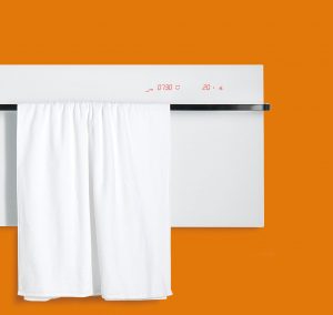 ELEMENTO horizontal mit Handtuch und leuchtender Anzeige vor orangem Hintergrund