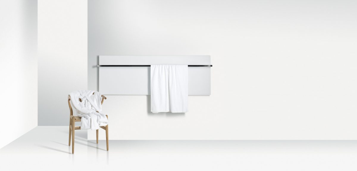 ELEMENTO horizontal in Weiss matt mit Handtuchstange und Holzstuhl