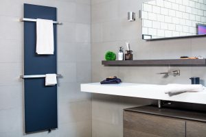ELEMENTO vertical in Schwarz matt in einem modernen Badezimmer