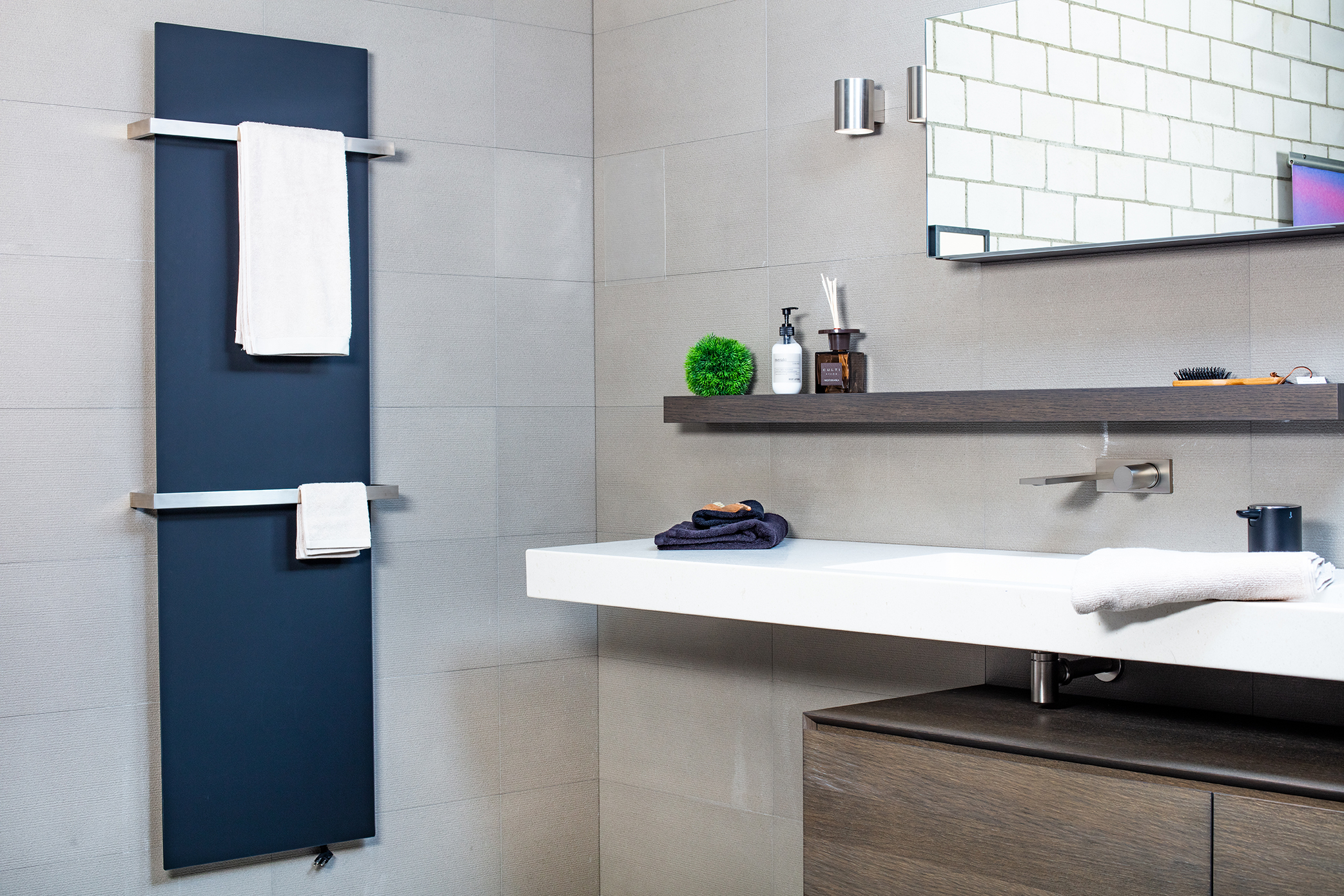ELEMENTO vertical in Schwarz matt in einem modernen Badezimmer