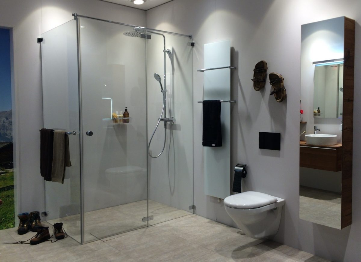 Helles Badezimmer mit Dusche und ELEMENTO in Schwarz matt
