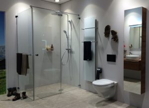 Helles Badezimmer mit Dusche und ELEMENTO in Schwarz matt