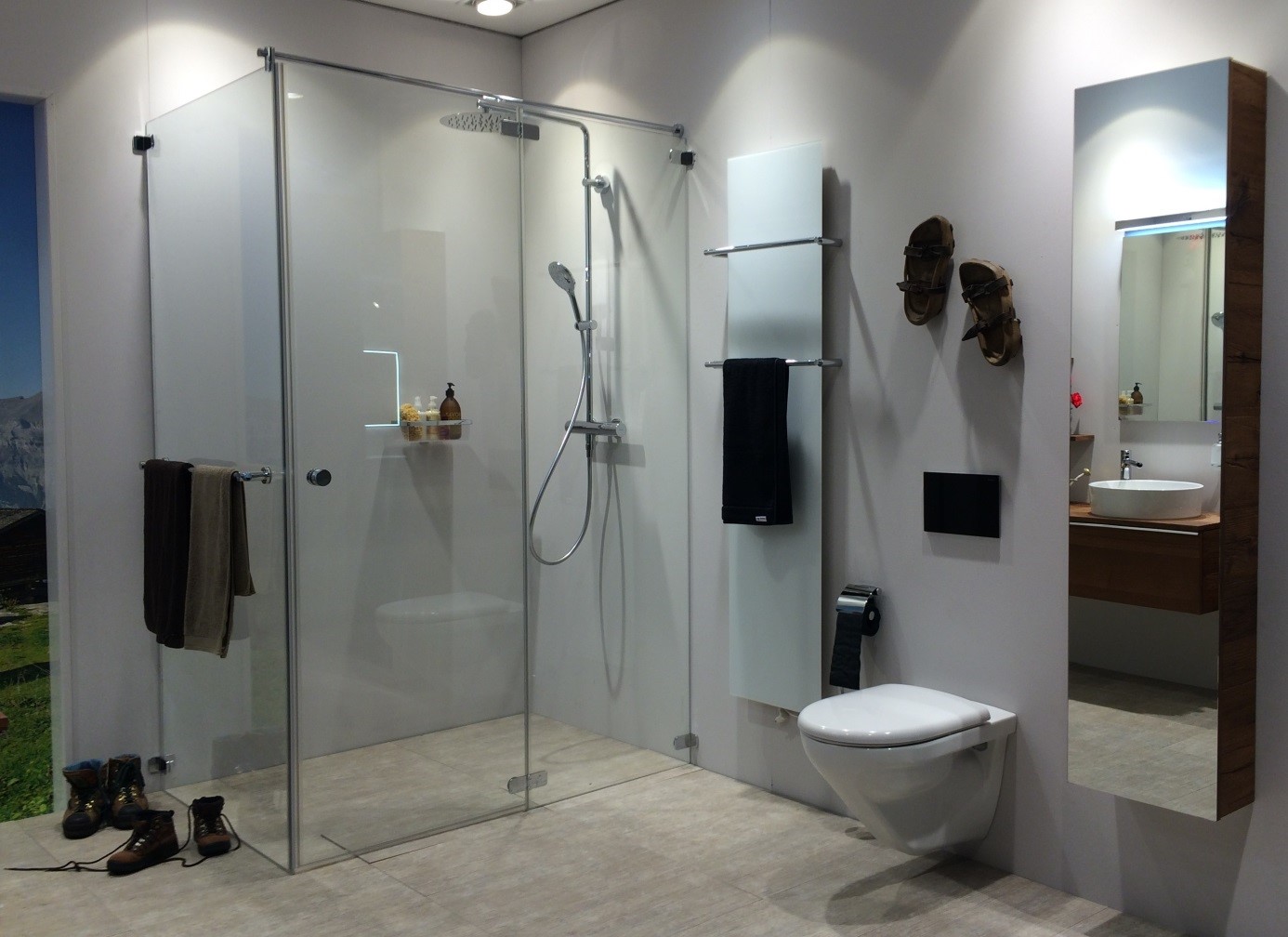Helles Badezimmer mit Dusche und ELEMENTO in Schwarz matt